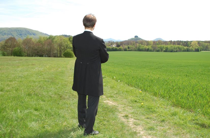 Johannes Gärtner (Intendant der Richard-Wagner-Spiele) beschreitet alias Caspar David Friedrich den gleichnamigen Wanderweg zwischen Krippen und Schöna