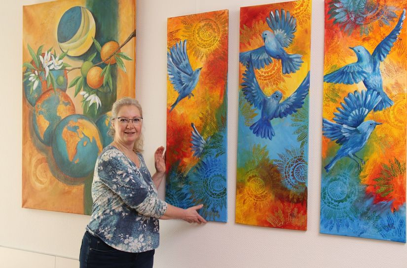 Brigitta M. Arnold präsentiert ihr Werk "Lebensfreude". So heißt auch die neue Ausstellung im Helios Klinikum Pirna.