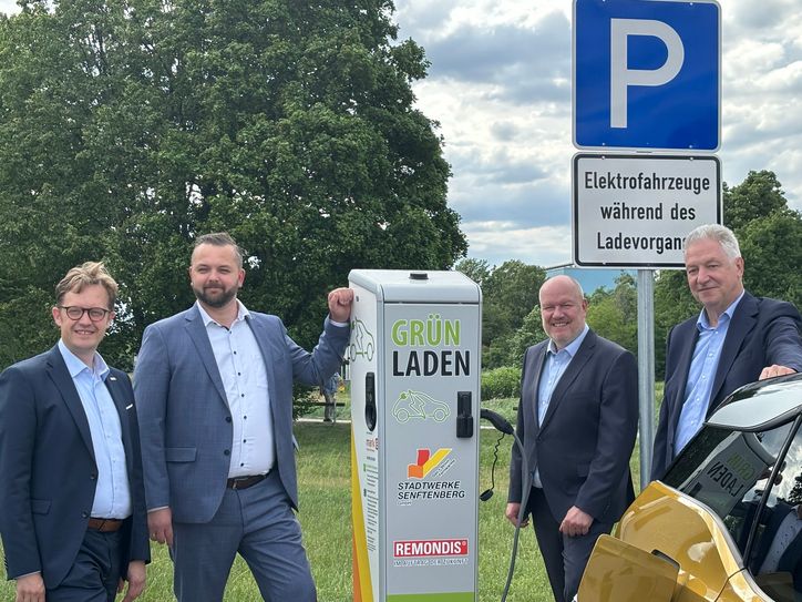 Zu den sechs neuen Standorten von E-Ladesäulen in der Kreisstadt gehört auch der Parkplatz am Stadthafen. Zum Tank-Stopp haben sich am Stadthafen Bürgermeister Andreas Pfeiffer, der kaufmännische Geschäftsführer WAL-Betrieb, Patrick Laurisch, Stadtwerke-Chef Ronny Kleinert und der Vorsitzende des Aufsichtsrates der Stadtwerke, Dirk Heinze,  getroffen (v.l.).