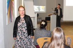 Petra Kirsch alias Waschweib Hilde von der Spree ist Gästeführerin in Bautzen. Im Hintergrund am Rednerpult Carola Knipping vom Arbeitskreis sächsischer Gästeführer.
