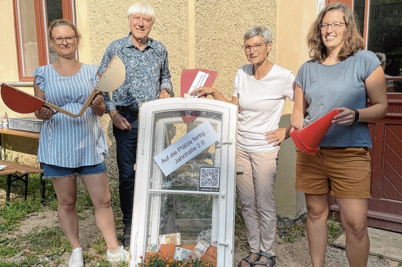 Maria Römer, Dr. Norbert Herrmann, Ina Heß und Johanna Singer von der Bürgerstiftung hoffen auf viele Unterstützer beim Endspurt der Jahnhallen-Sanierung.