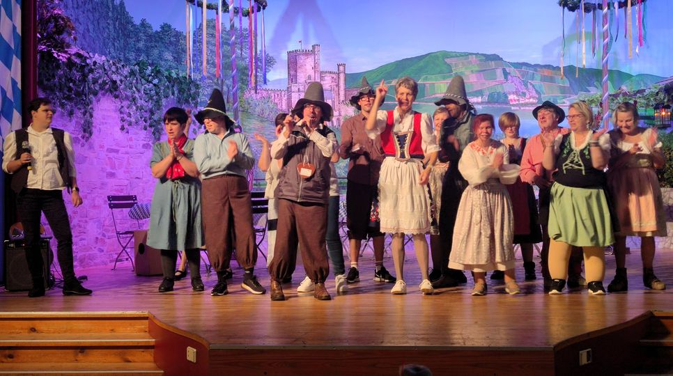 Die Gruppe "Lebensfroh" bei ihrem Herbstkonzert engagiert auf der Bühne.