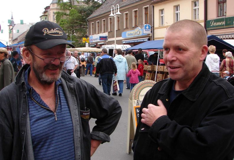 Die 36. Sparkassen KunstAllee ehrt postum die Finsterwalder Künstler Eckhard Böttger und Eberhard Melzer. Hier gemeinsam auf dem Trödelmarkt in der Berliner Straße.