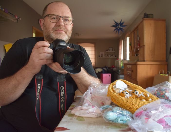 Die winzigen Sachen sind genähte und gestrickte Spenden, die Jörg Krause von Unterstützern zur Verfügung gestellt bekommt.