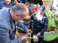 Oberbürgermeister Roland Dantz (l.) beim Fassbieranstich.
