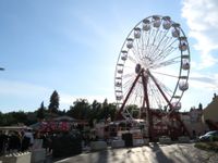 Auf dem Böhnischplatz lädt ein Riesenrad zum Mitfahren ein.