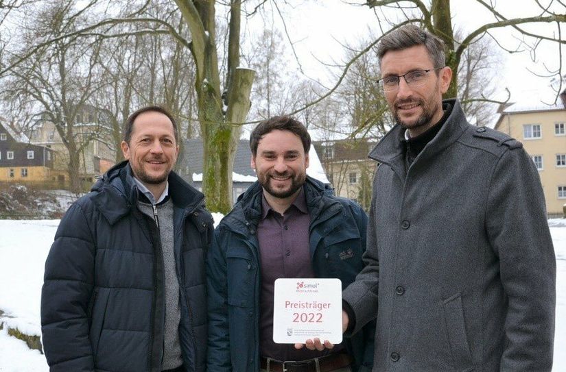 Der Sebnitzer Oberbürgermeister Ronald Kretzschmar nahm im Beisein von Rico Manns und Thomas Kunack, Bürgermeister von Bad Schandau, die Preisträgerplakette entgegen (v.r.n.l.).