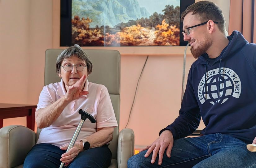 Maria Stange (85) wohnt nebenan und besucht Mathias Klingner (44) für dieses Gespräch in der Musterwohnung - in der übrigens von Senioren jederzeit zur Probe gewohnt werden kann.