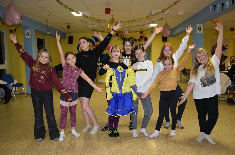 Die Tänzerinnen präsentieren eines der neuen Kostüme für die Kinderfunken.