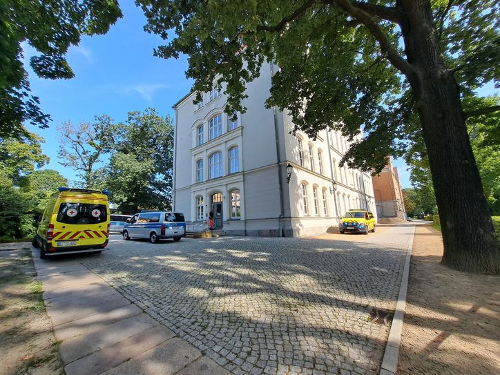 Derzeit sind dutzende Einsatzkräfte am Bischofswerdaer Schulkomplex an der Kirchstraße im Einsatz.
