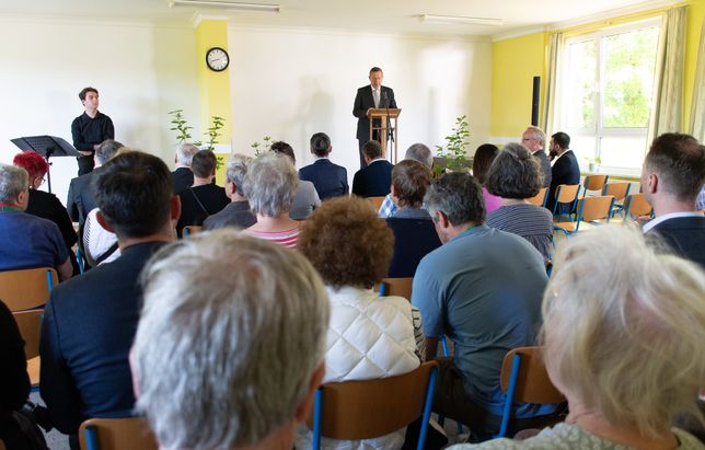 Vor 65 Gästen eröffnete Landrat Christian Jaschinski die Gedenkveranstaltung in der Evangelischen Grundschule Tröbitz.