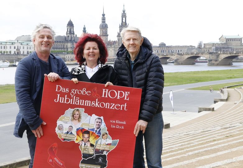 Matthias Pfitzner (li.) und Johannes Vittinghof, die Geschäftsführer der Filmnächte am Elbufer, boten Hope Gala-Initiatorin Viola Klein das Areal am Königsufer als Ausweichstandort für das Hope-Jubiläumskonzert an. Foto: Mutschke