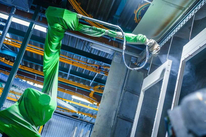 Ein Spritzroboter übernimmt in der Löbauer Tischlerei die Lackierung. Foto: Handwerkskammer Dresden/André Wirsig