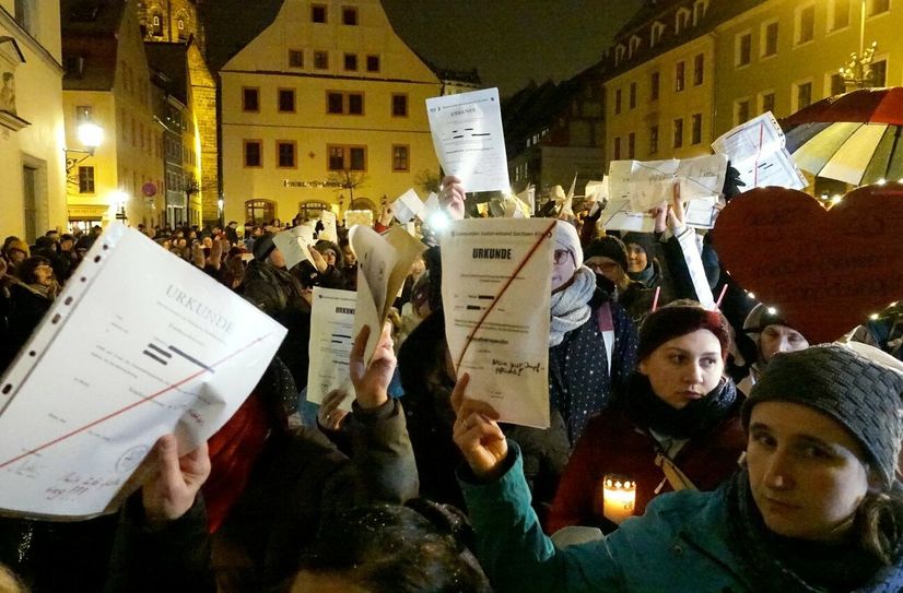 Stefan Haustein, Sprecher vom Therapeutennetzwerk im Landkreis, wirft am Sozialministerium Berufsurkunden in den Briefkasten.