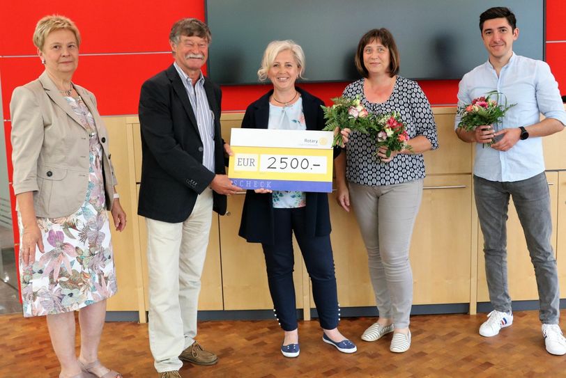 Dr. Martina Pohle und Gerhard Willmann überreichten eine Spende an Carola Laake, Kathleen Caßbaum und Assistenzarzt Mammad-Agha Ramazanov (v.l.) . Foto:ws