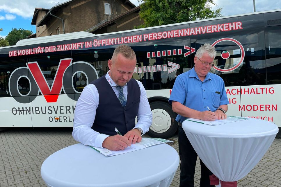 Knut Gräbedünkel (links), Geschäftsführer der moVeas GmbH und Landrat Bernd Lange bei der Vertragsunterzeichnung am 6. Juli.