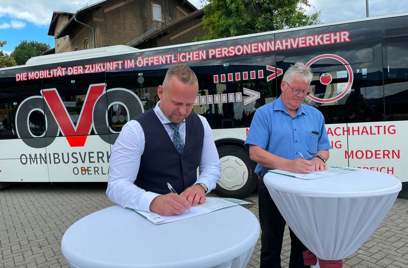 Knut Gräbedünkel (links), Geschäftsführer der moVeas GmbH und Landrat Bernd Lange bei der Vertragsunterzeichnung am 6. Juli.