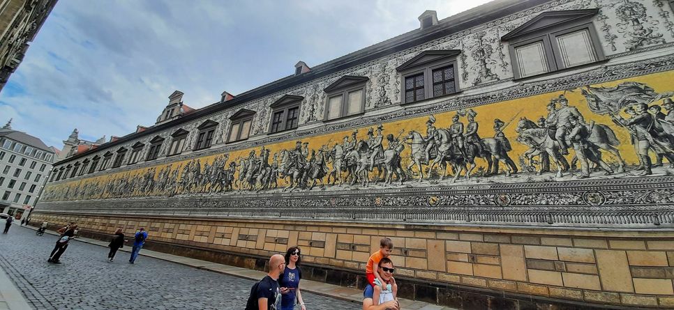 Hinter dem berühmten Fürstenzug verbirgt sich eine Seite des Langen Gang. Foto: Pönisch