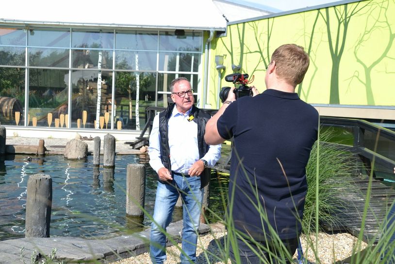 Bürgermeister Helmut Wenzel bei den Dreharbeiten für die Videobotschat an Mario Barth.