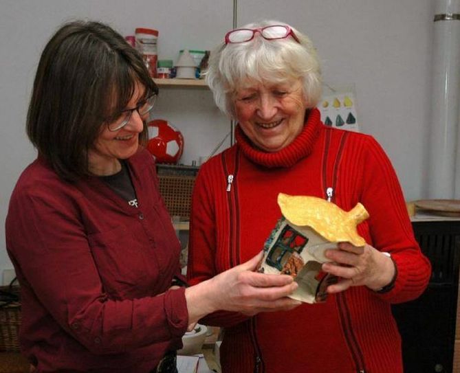 Kandidat 2 (März): Seit 2007 leitet Christine Schöbel (rechts) die Geschicke des des Mehrgenerationenhofes im Rittergut Neukirch. Die aktive 63-Jährige hat es geschafft, dass der Verein nach wie vor vielfältige Angebote für die Neukircher Bürger bereithält. Beim Weihnachtsmarkt, Buchlesungen oder dem Tag der Vereine mischt Christine Schöbel aktiv mit.