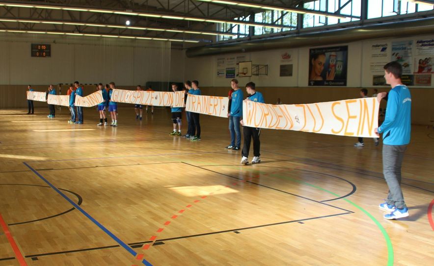 Kandidat 4 (Mai): Heike und Ronny Brückner bezeichnen sich als die (positiv) Verrückten vom SV Post Germania. In der von ihnen geleiteten Abteilung Boxen geben sie Kindern und Jugendlichen sportliche Hilfestellung, kümmern sich auch um private Probleme ihrer Mitglieder, investierten viel Blut und Tränen in ihren Verein. Aus Idealismus, nicht für Geld.
