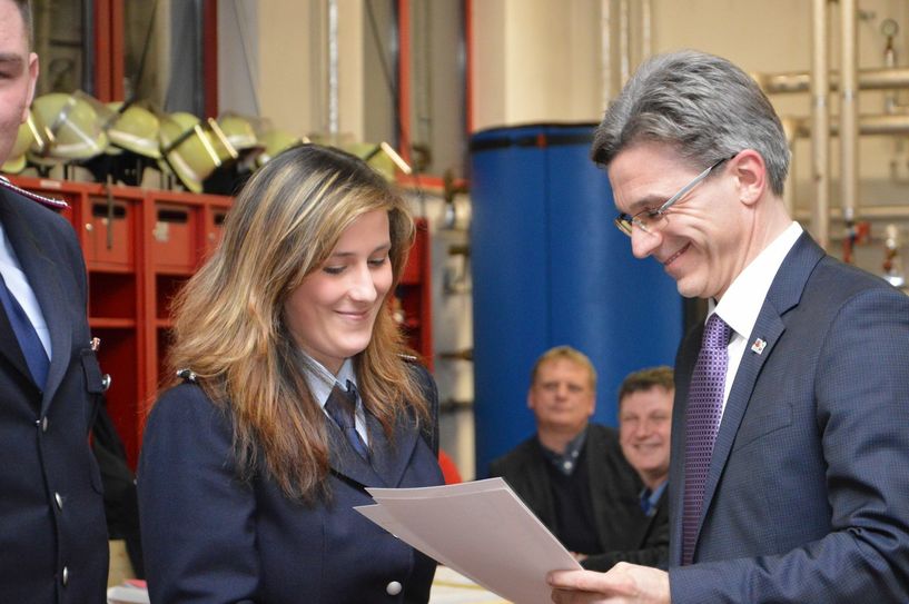 Carolin Gmell wird zur Oberfeuerwehrfrau befördert. Bürgermeister Jörg Gampe überbringt Glückwünsche.