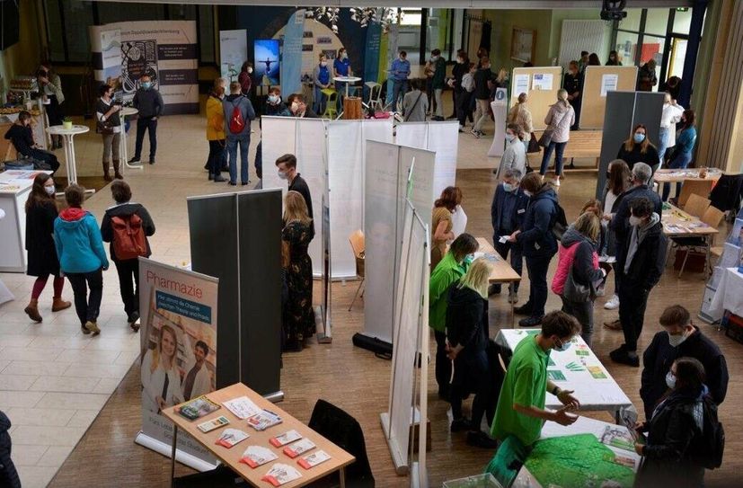 Im BiZ der Arbeitsagentur präsentieren sich Universitäten, Hochschulen und Berufsakademien an Messeständen.
