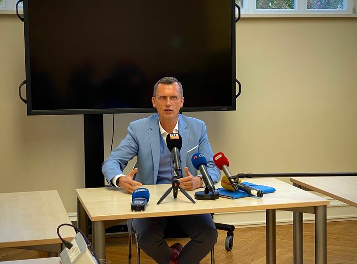 Holger Kelch beim Pressegespräch der Stadt Cottbus, bei dem er seine Gründe für den Verzicht einer erneuten Kandidatur zum Oberbürgermeister öffentlich bekannt gab. Foto: Simons