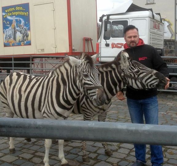 Marek Jama reist mit 40 Tieren an, darunter vier Zebras. Foto: Mutschke