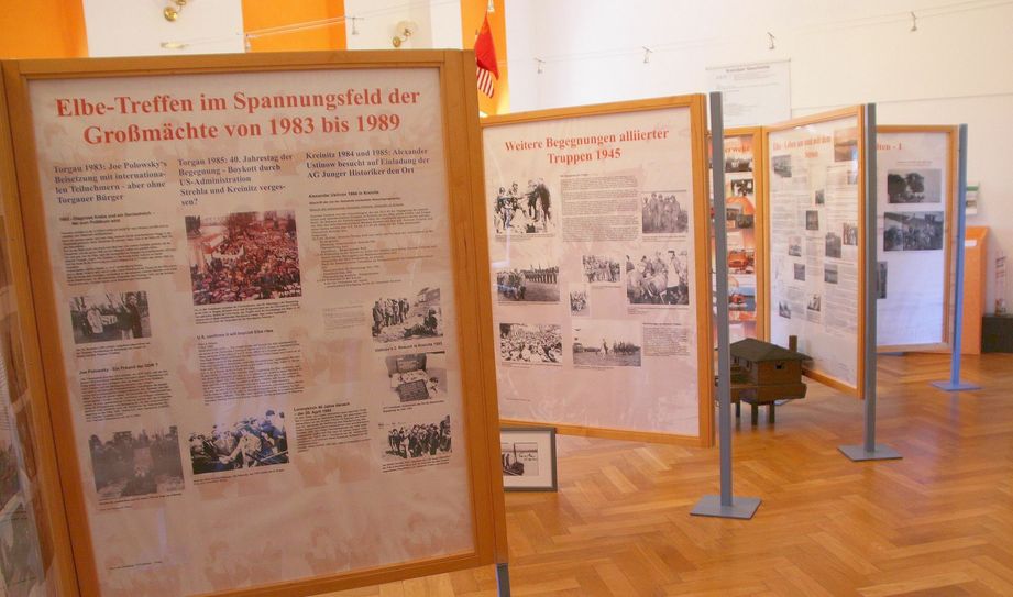 Blick ins Heimatmuseum Kreinitz: Die Schautafeln hat Ulf Podbielski (Torgau) nach Vorschlägen einer Museologin und mit Hilfe des Materials der Kreinitzer Schüler erstellt.