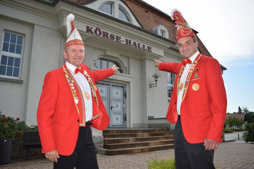 Vize-Präsident Torsten Büttner(links) und Präsident Torsten Paul zeigen, wo die Faschingspartys im Juli steigen werden.
