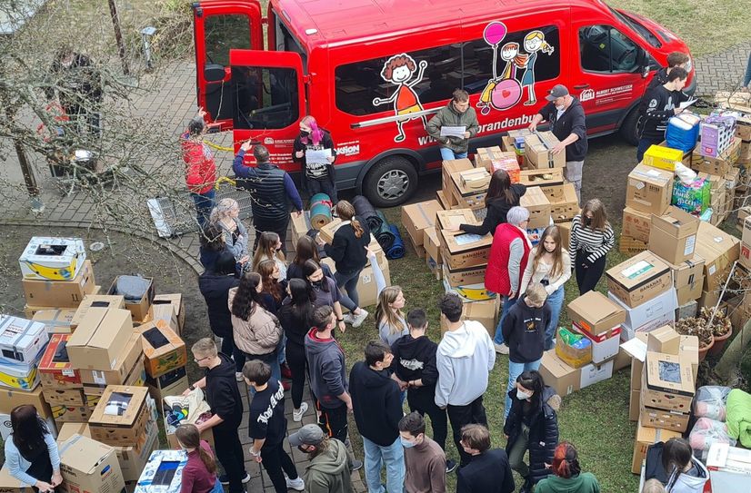 Am 17. März starteten zum ersten Mal vier Transporter und ein LKW des Familienwerks mit Hilfsgütern.