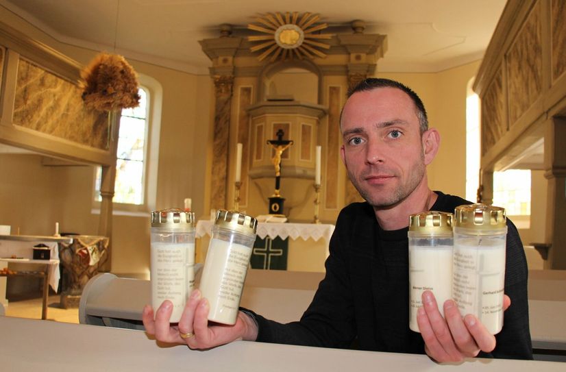 Pfarrer Otto-Fabian Voigtländer aus dem Pfarrbereich Prösen (Kirchenkreis Bad Liebenwerda) mit Kerzen für die Verstorbenen des ausgehenden Kirchenjahres - mit Namen sowie dem Geburts- und Sterbedatum. Die Namen werden im Gottesdienst verlesen.