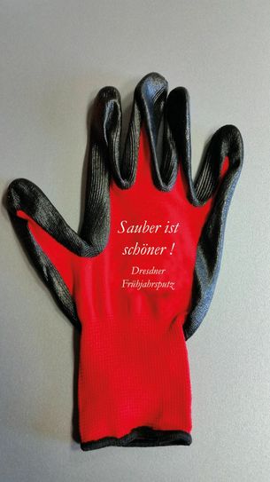 Wer sich frühzeitig bei den Ortsämtern anmeldet, kann in diesem Jahr ein besonderes, limitiertes Souvenir mit nach Hause nehmen: das erste Sauber ist Schöner! Handschuhpaar. Extra produziert als Dankeschön für fleißige Teilnehmer der Putzwoche. Foto: Stadtreinigung Dresden GmbH