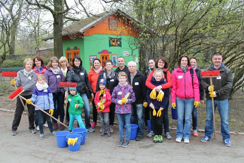 "Sauber ist schöner 2016" –  Das WochenKurier-Team bei der Auftakt-Putzaktion im Zoo Dresden. Auch 2017 werden wir wieder dabei sein. Foto: Büttner