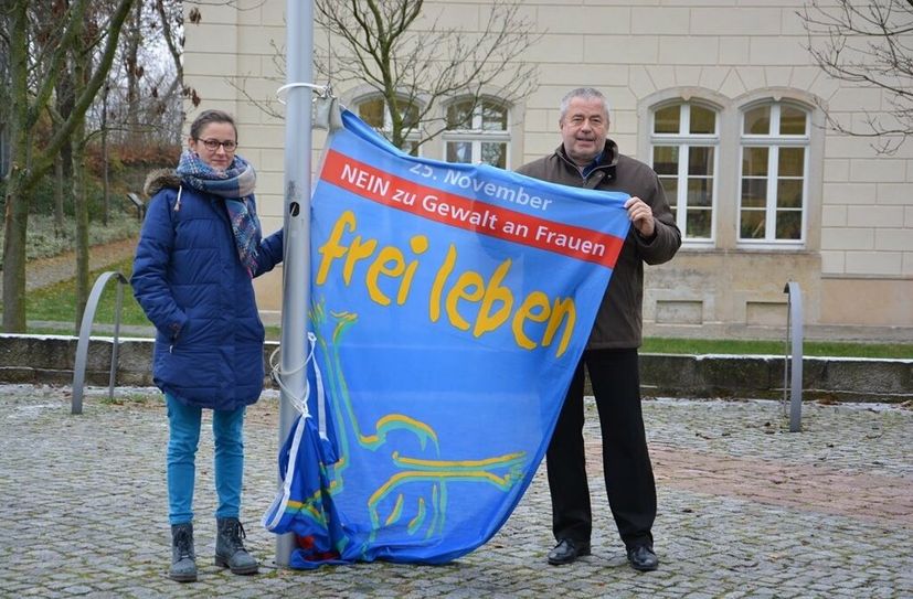 Landrat Michael Geisler und die Gleichstellungsbeauftragte des Landkreises, Teresa Schubert, zeigen Flagge gegen Gewalt an Frauen.