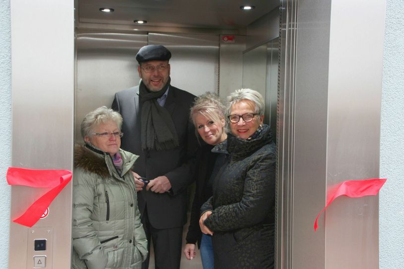 Die erste offizielle Fahrt im neuen Fahrstuhl bei der SoPro absolvieren: Gleichstellungs- und Seniorenbeauftragte Gabriele Richter, Oberbürgermeister Olaf Raschke, SoPro-Geschäftsführerin Christine Hauke und Ideengeberin Marianne Horns (v.l.). Allzeit gute Fahrt!    Foto: Farrar