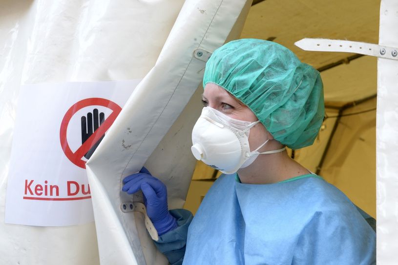 Für Notfallpatienten mit Verdacht auf eine Infektion mit dem neuartigen Coronavirus SARS-CoV-2 hat das Klinikum Niederlausitz einen Sichtungspunkt an der Notaufnahme in Senftenberg eingerichtet.