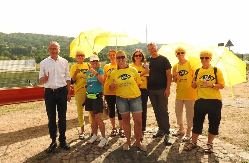 Der Verein von PRO RETINA (in Gelb) unterstützt Anne Kinski (3. v. l.) bei ihrem Vorhaben. Auch Dresdens Sportbürgermeister Dr. Peter Lames (1. v. l.) und Michael Schröder vom Forschungsprojekt der TU Dresden (3. v. r.) waren beim Starschuss dabei.