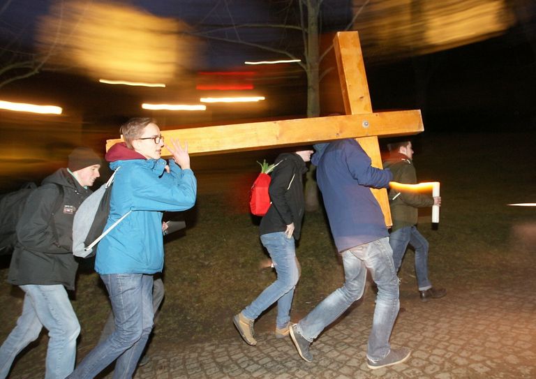 Junge Christen auf dem Ökumenischen Kreuzweg #beimir in Pirna.