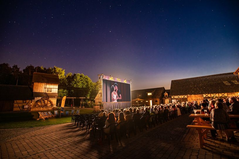 Kino auf dem idyllischen Gelände der Krabatmühle.