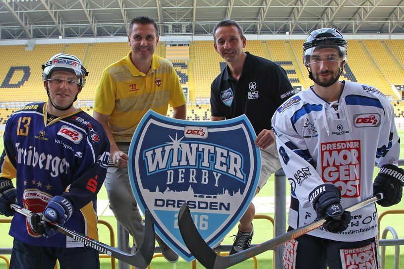 v.li. André Mücke, Dirk Rohrbach (Lausitzer Füchse), Thomas Popiesch und Feodor Boiarchinov (Dresdner Eislöwen) im Stadion Dresden (Foto: PR/Dresdner Eislöwen)