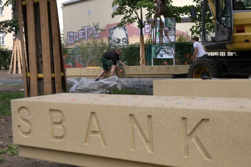 Die Friedensbank wird montiert.               Fotos: D. Förster