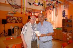 Klaus Fiedler übergibt die Spende an Miroslav  Grajcar