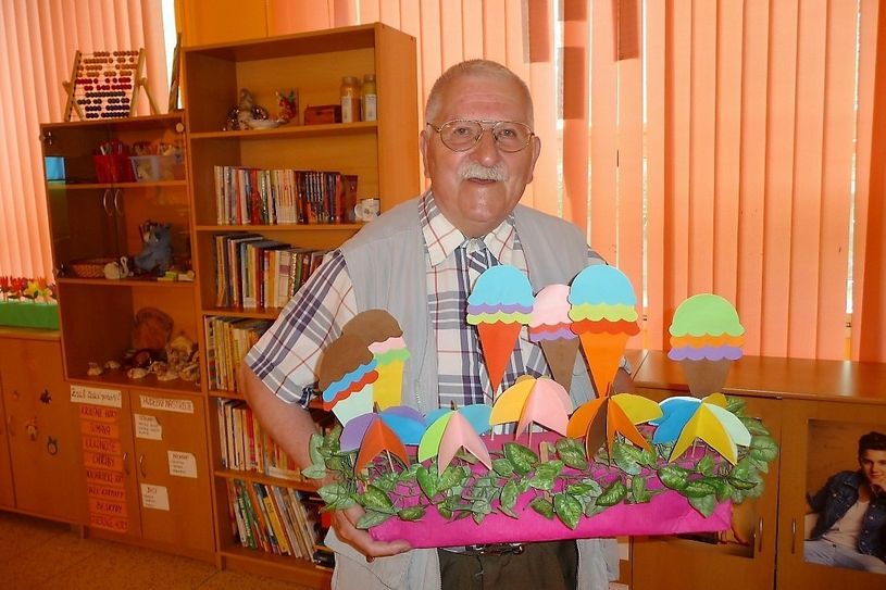 Klaus Fiedler macht eine gute Figur als Eisverkäufer und wird beim Kinderfest dabei sein.  Fotos: privat