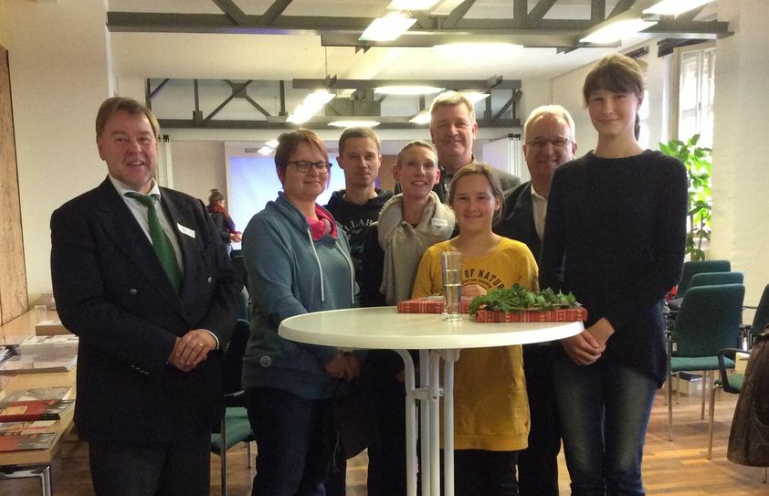 Dr. Hartmut Koch, Stephanie Schinschke, Marco Schinschke, Dr. Susanne Braun, Rüdiger Bader, Lara Marie Schinschke, Michael Oecknigk und Jasmin Wagner (v.l.n.r.).