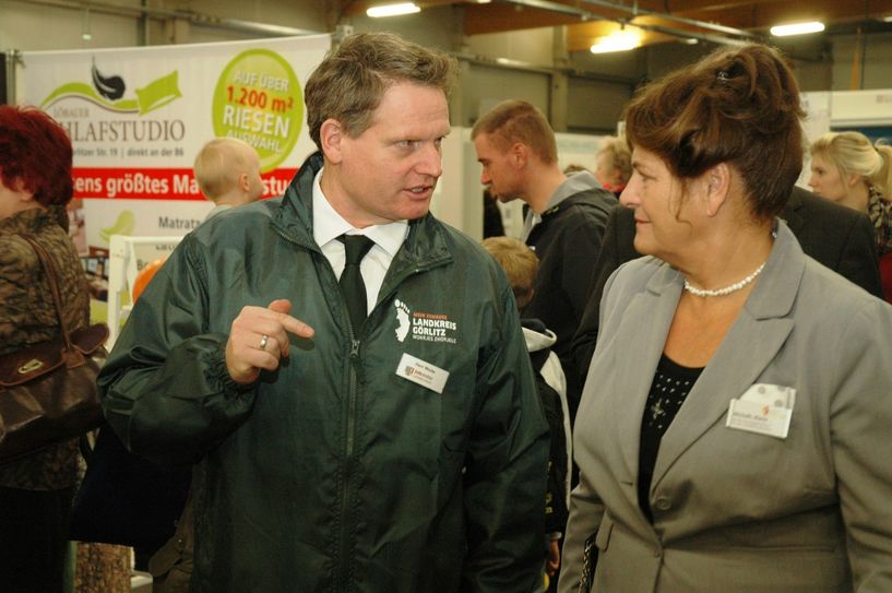 50plus-Projektkoordinator Giselher Woite, hier bei der Messe­premiere im Gespräch mit der Bundestagsabgeordneten Maria Michalk, sieht die Pflegemesse als perfekte Kontaktbörse für Unternehmen, Bürger und Politiker. Foto: Hache