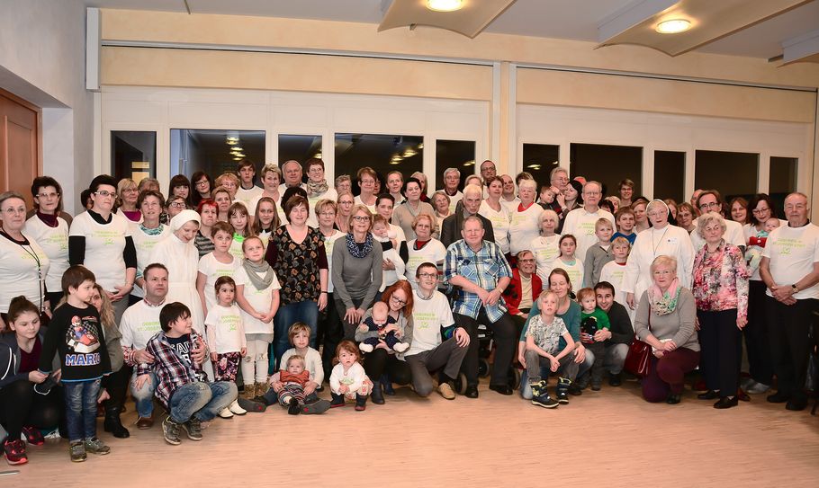 Gruppenfoto der 120 Gäste. Foto: St. Joseph-Stift