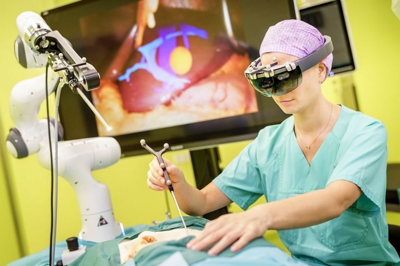 Im „Operationssaal der Zukunft“ sammeln Wissenschaftler wichtige Daten zur Entwicklung roboter- und computergestützter Systeme für die Krebschirurgie. © NCT/UCC/André Wirsig