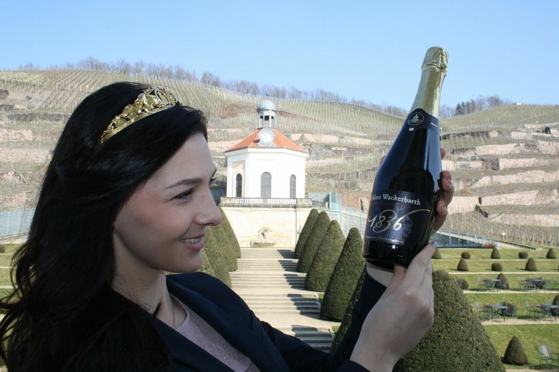 Die sächsische Weinkönigin Daniela Undeutsch mit dem Jubiläumssekt „Hommage 1836“.	          Foto: Schramm
